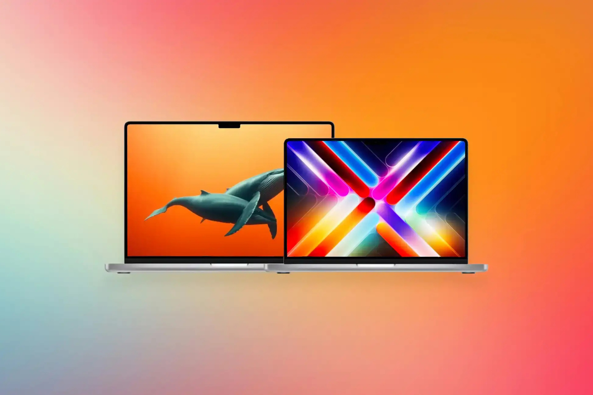 MacBook Air M5 लॅपटॉप सिल्वर कलरमध्ये टेबलवर ठेवलेला